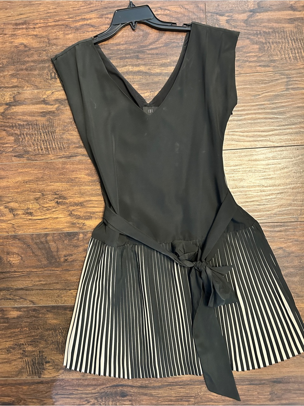 Banana Republic Black & Cream Pleated V-Neck Cocktail Mini Dress 8